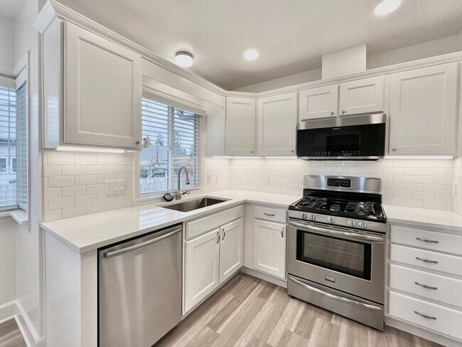 Building Photo - Newly Renovated 3 bed 2 bath With Huge Bac...