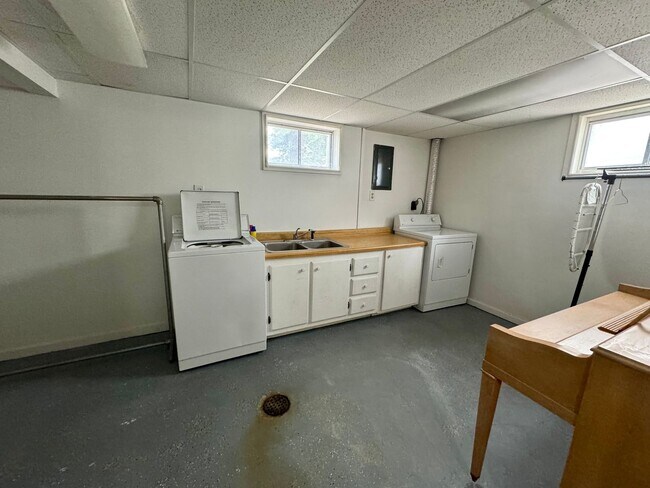 Building Photo - 3+ bed 2 bath house in south central Lincoln.