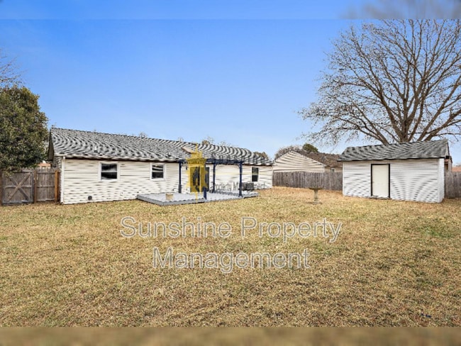 Building Photo - 3017 Camelot Blvd