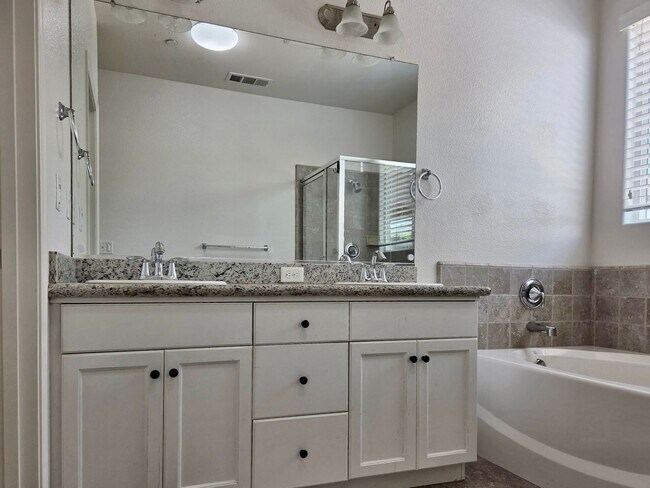 Building Photo - $2,400 Barstow & Leonard, 3 Bed- 2 Full Ba...