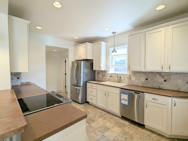 Building Photo - 316 N Tracy Ave