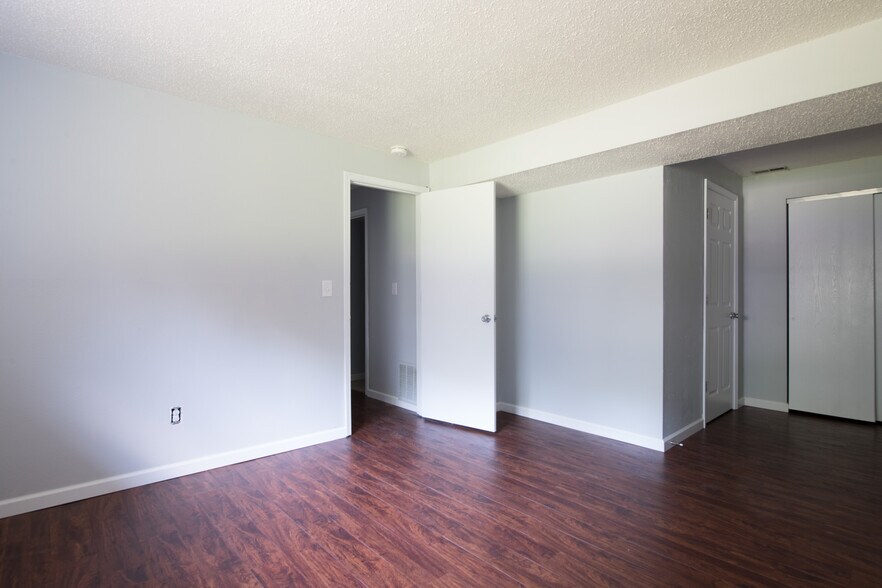 Building Photo - 11 Carriage Lane