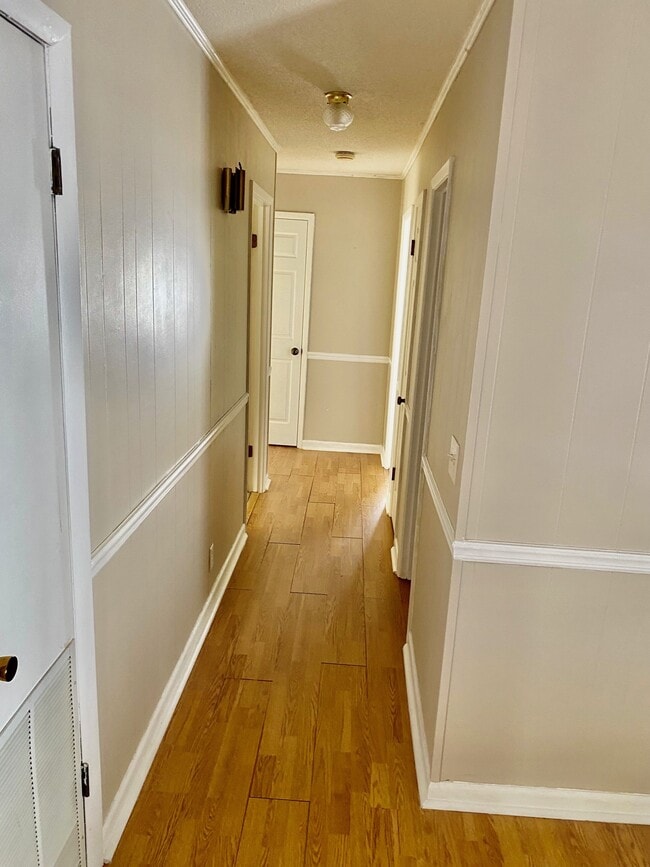 Building Photo - 214 Meadowbrook Dr