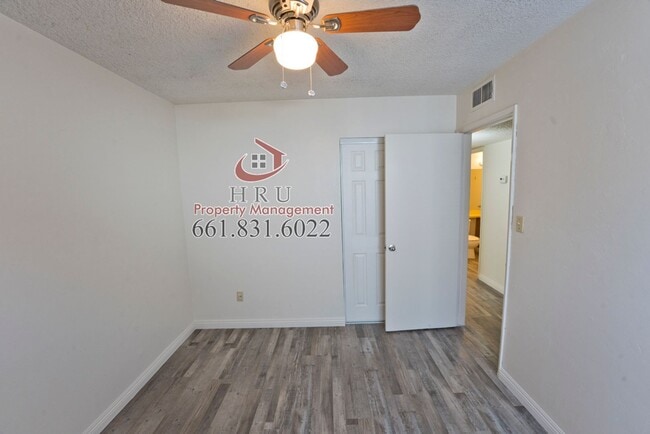 Building Photo - SW-Bakersfield 3 bedrooms 1 baths
