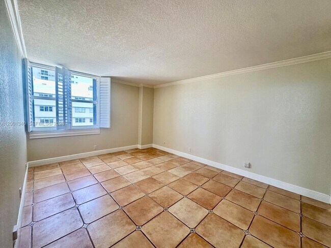 Building Photo - 2555 Collins Ave