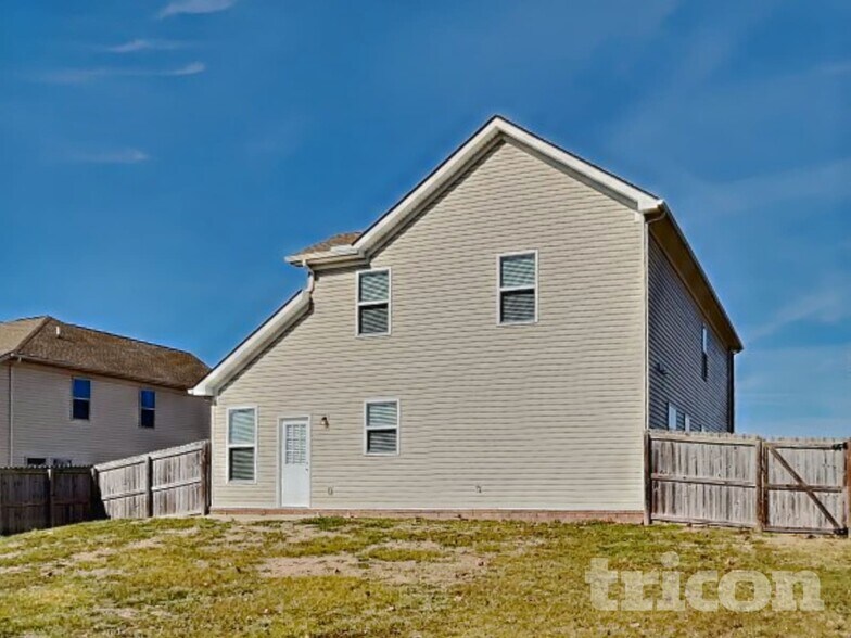 Building Photo - 3025 Commonwealth Dr