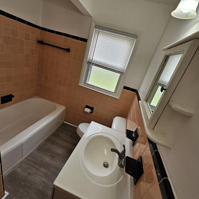 Building Photo - 3 Bedroom Bungalow w/ New Carpet Through O...