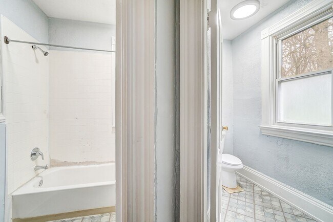 Building Photo - Three Bedroom in Cincinnati!