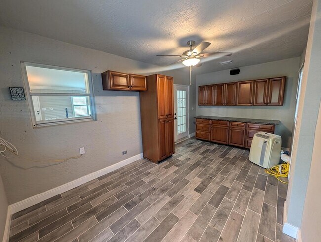 Building Photo - 625 Coconut Ave N