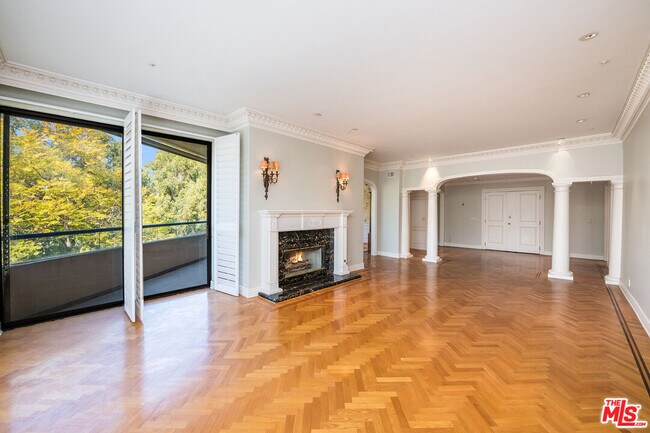 Building Photo - 450 N Maple Dr