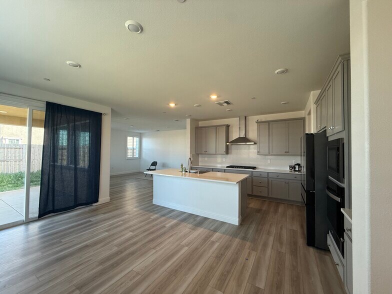 Building Photo - 3921 Mirecourt Cir