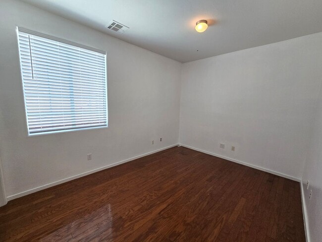 Building Photo - 3 Bedroom Updated Townhouse