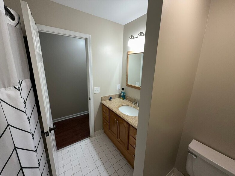 Building Photo - 2845 Stratfield Ct