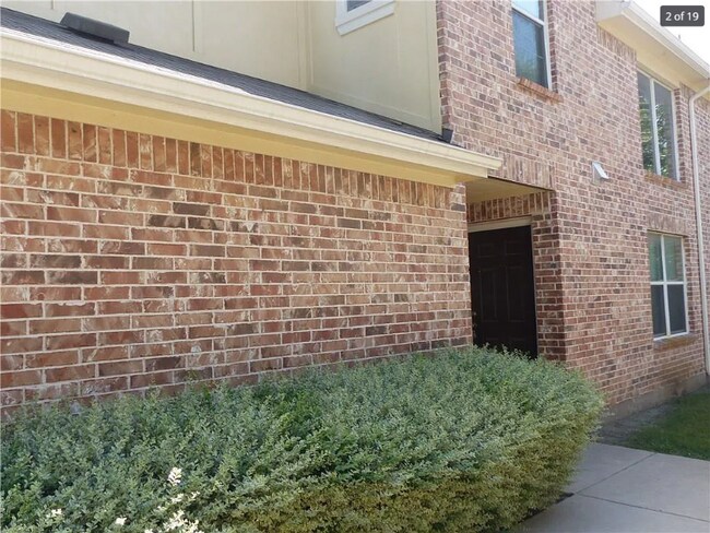 Building Photo - 5405 Crimson Oaks Dr