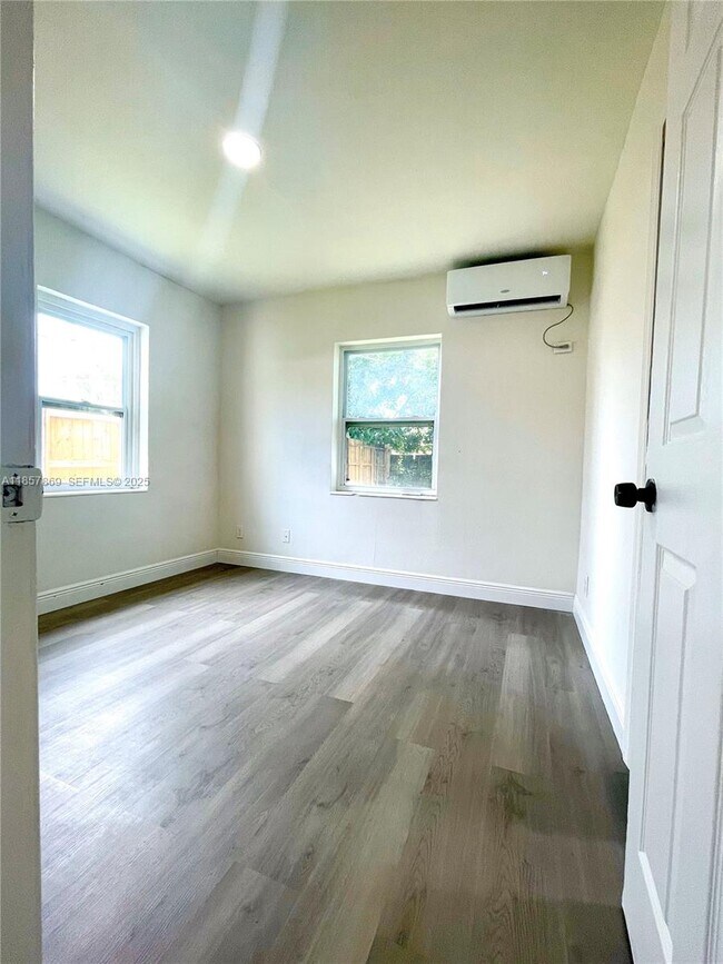 Building Photo - 1004 SW 24th Ave