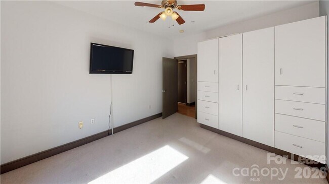 Building Photo - 2200 Lyndhurst Ave
