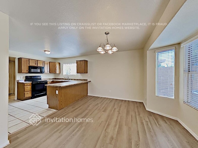 Building Photo - 8030 W Paradise Dr