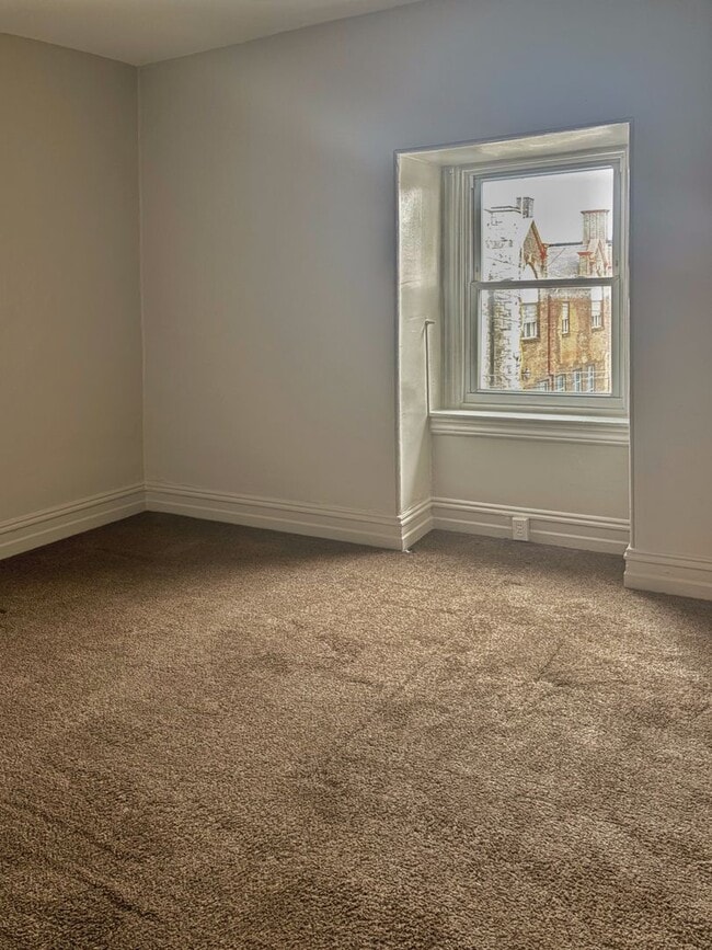 Building Photo - Spacious 5-Bed, 1-Bath, 1,890 sqt