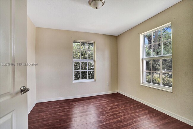 Building Photo - 727 22nd St