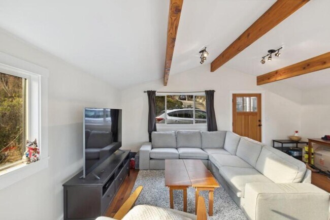 Building Photo - 2 bedroom in Seattle WA 98125