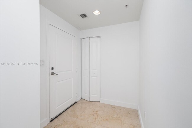 Building Photo - 7900 Harbor Island Dr