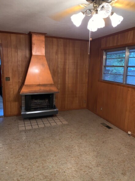 Building Photo - 2025 Brookline Dr