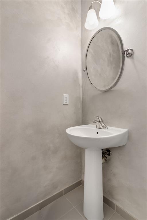 Building Photo - 560 Dutch Valley Rd NE