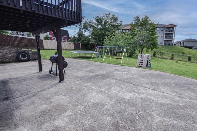 Building Photo - Pet Friendly Three Bedroom!
