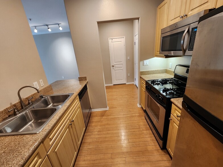 Building Photo - 2429 WATERMARKE Pl