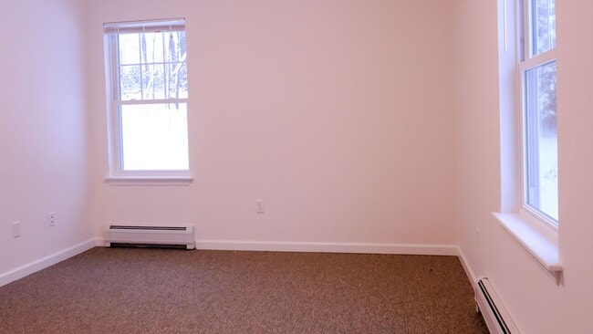 Building Photo - 2 bed, 1 bath apartment with washer/dryer in unit & (1) month free rent (85 Griffin Ln #201)