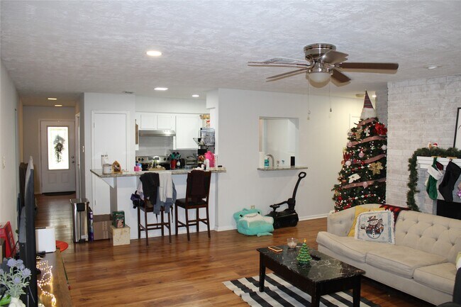 Building Photo - 819 Walbrook Dr