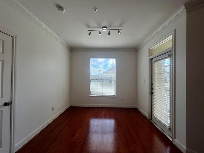 Building Photo - ** Get $500 off your move-in costs! Valid for new leases with a start date in 2025 **