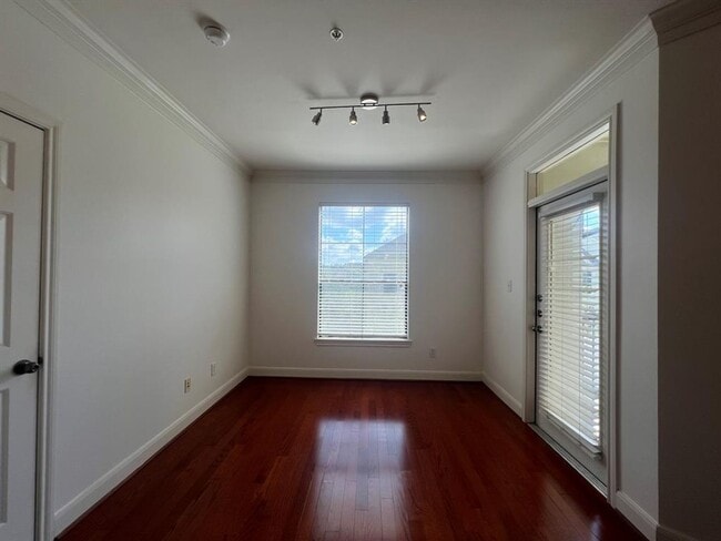 Building Photo - DEAL!! Get $500 off your move-in costs! Valid for new leases with a start date on or before Decem...