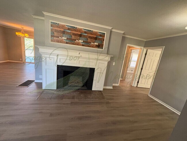 Building Photo - BRAND NEW FLOORING THROUGHOUT!!!