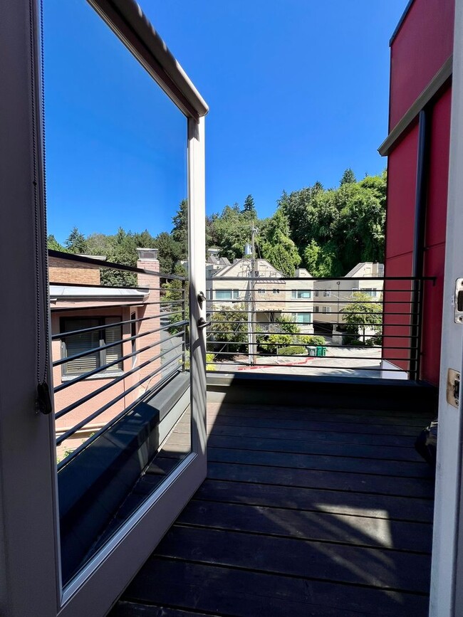 Building Photo - LUXURY ALKI 3 BED TOWNHOME FOR RENT W EXPA...