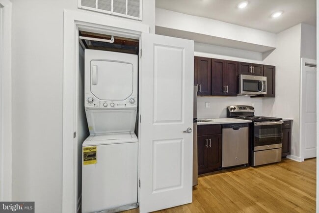 Building Photo - 4300 Chestnut St