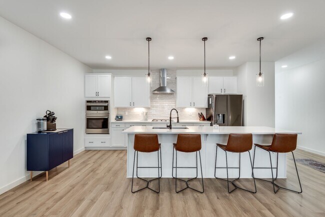 Building Photo - Gorgeous 3/3.5 Townhome Minutes From Downt...