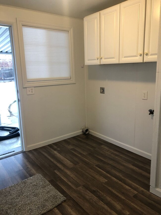 Building Photo - 2 Bedroom home with detached Office/Room.