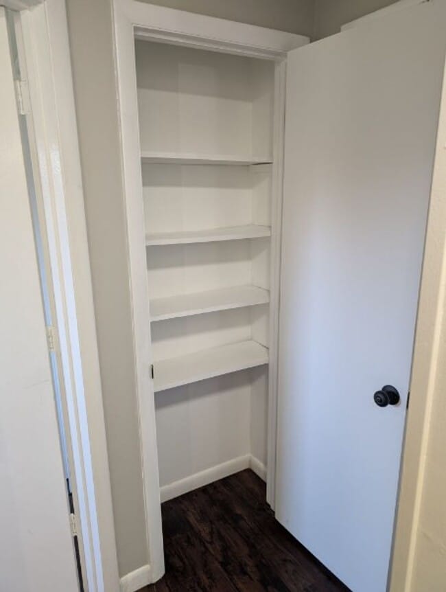 Building Photo - Spacious 2-Bedroom, 1-Bath Apartment Near Karns – Quiet Living with a Large Yard
