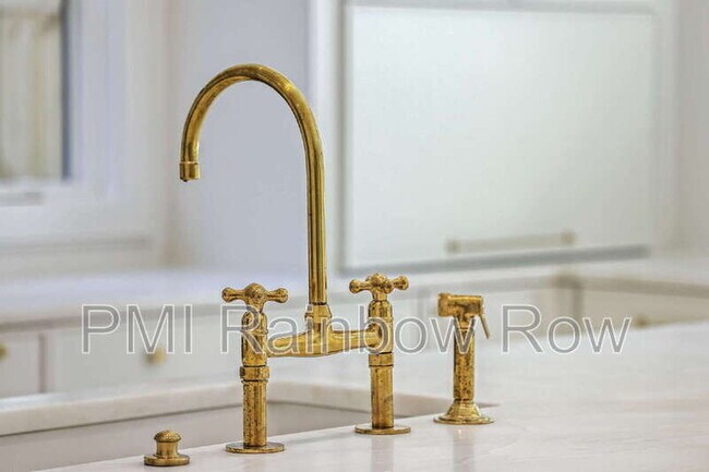 Building Photo - 755 Adluh St