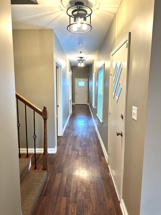 Building Photo - Renovated Germantown House in Great Location