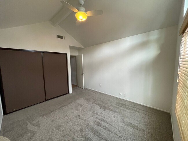 Building Photo - 2 bed 2 bath single family residence. AVAILABLE 5/16