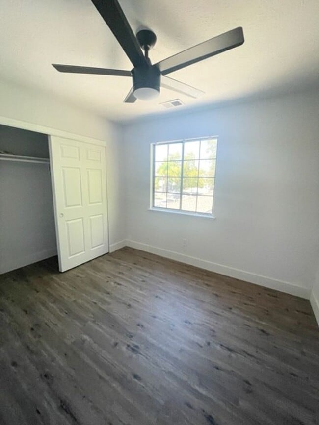 Building Photo - Darling Elk Grove Halfplex!