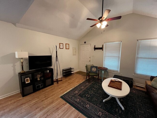 Building Photo - FURNISHED 2-BED w/OFFICE IN SHELBY PARK