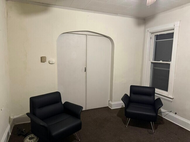 Building Photo - 323 Ash St