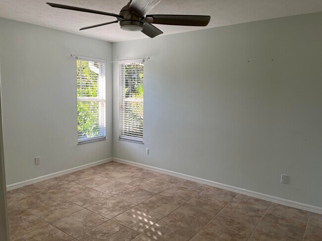 Building Photo - 1911 SE Gaskins Cir