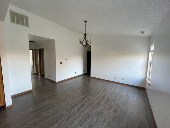 Building Photo - 3 Bedroom House W/ Updates!