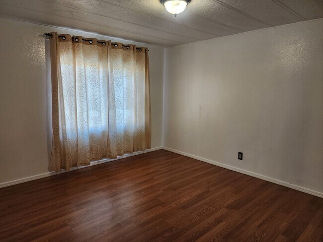 Building Photo - Beautiful 3 Bedroom with additonal 4th bedroom! Larg fenced front & backyard!!