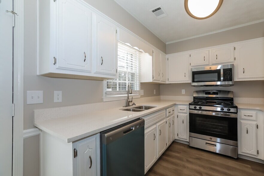 Building Photo - 2461 Shoals Dr NE