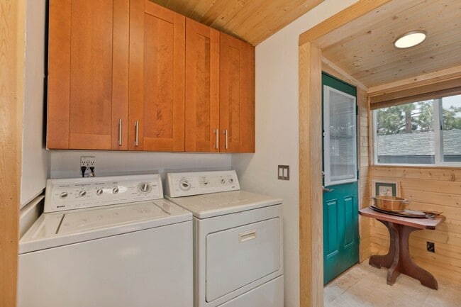 Building Photo - Fully Furnished & Move-In Ready Home – Long-Term Housing Available in Mammoth Lakes